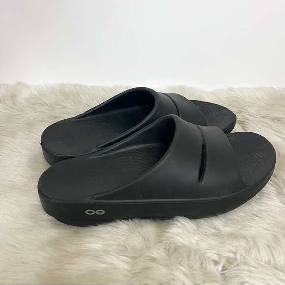 Oofos Ooahh Black Rubber Slides Size 8 - Picture 2 of 7
